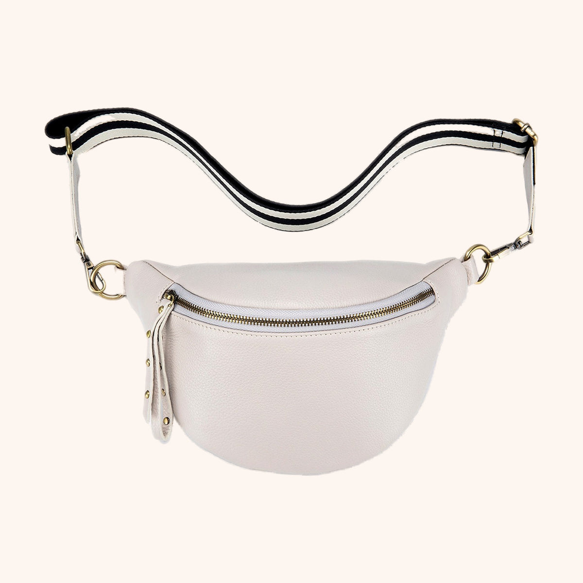 Sac Banane Cuir Grande Capacité en cuir vegan, vue portée - La Maison Cabas