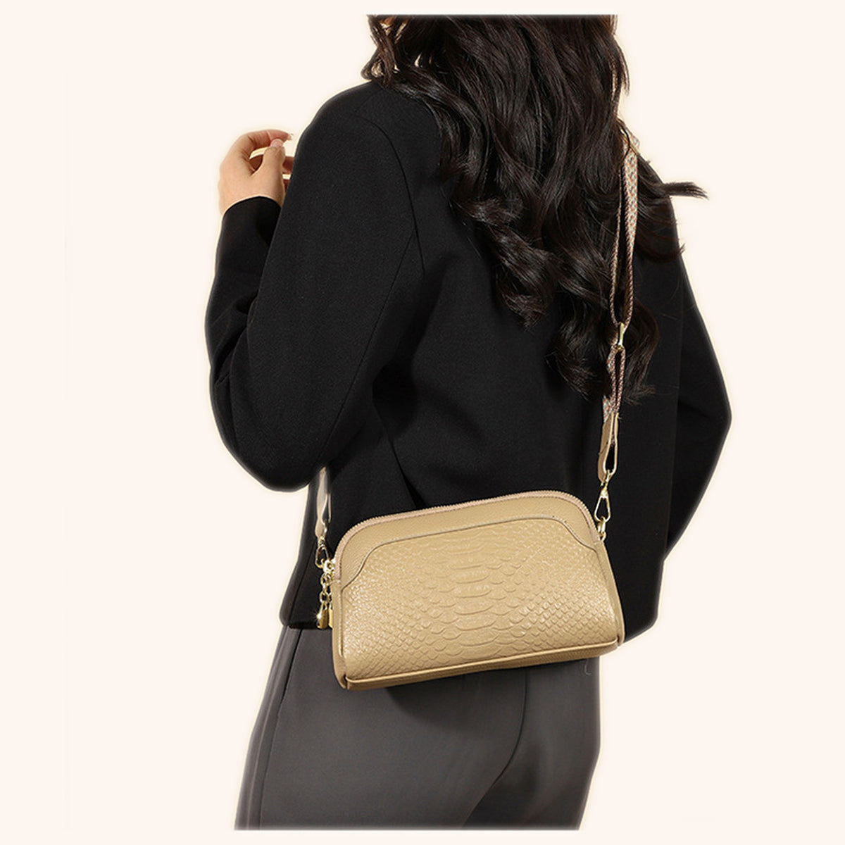 Sac Bandoulière Effet Python en cuir véritable, photo produit fond crème - La Maison Cabas