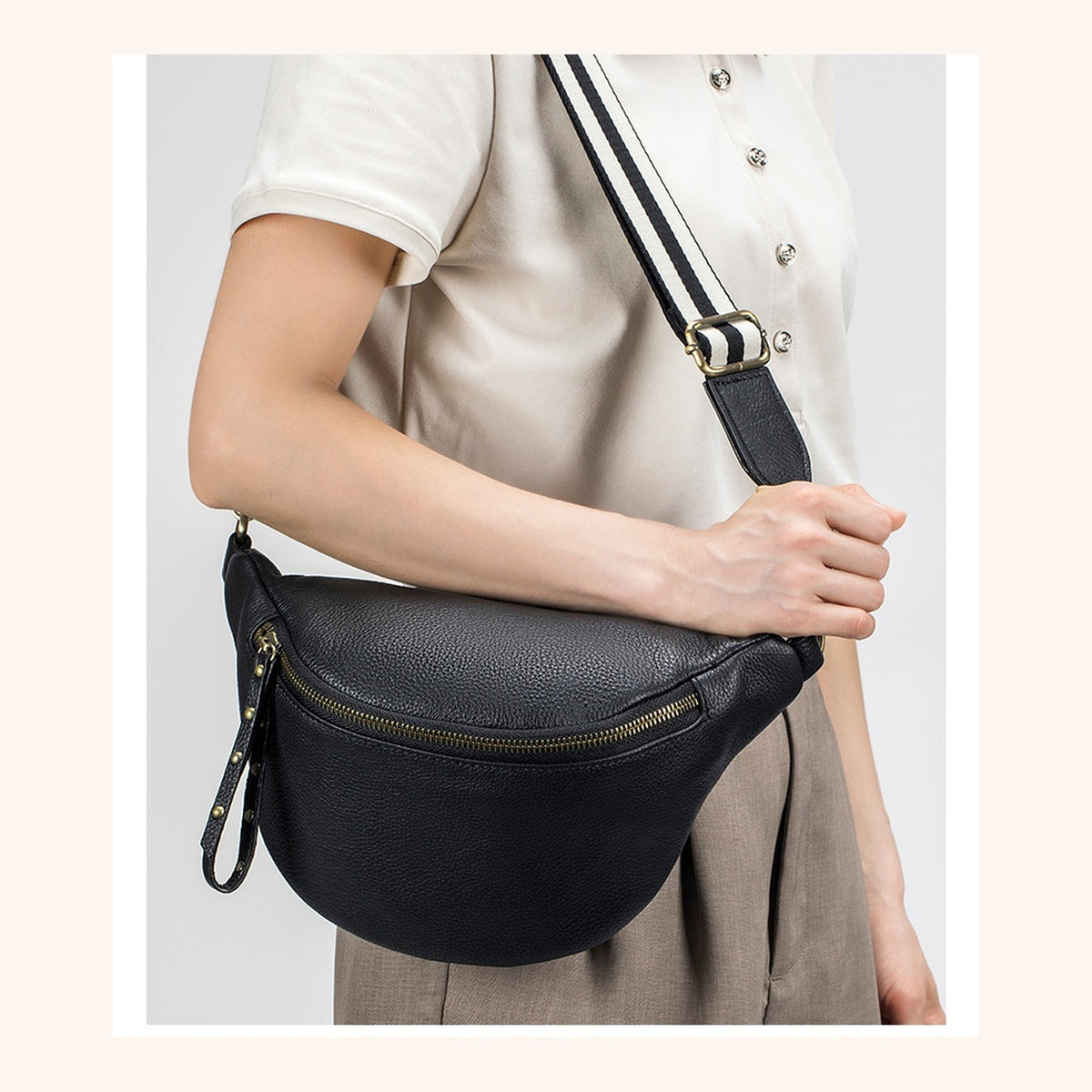 Sac Banane Cuir Grande Capacité, porté en bandoulière, photo lifestyle - La Maison Cabas