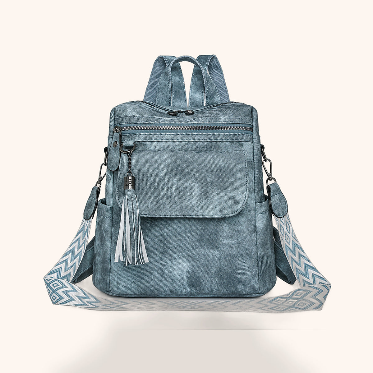 Sac à Dos Rétro Effet Delavé à Pompon, coloris Bleu, fond crème - La Maison Cabas