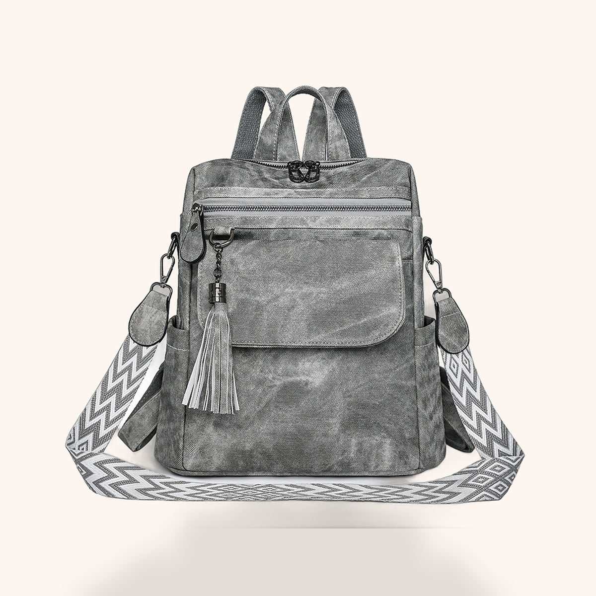 Sac à Dos Rétro Effet Delavé à Pompon, coloris Gris, fond crème - La Maison Cabas