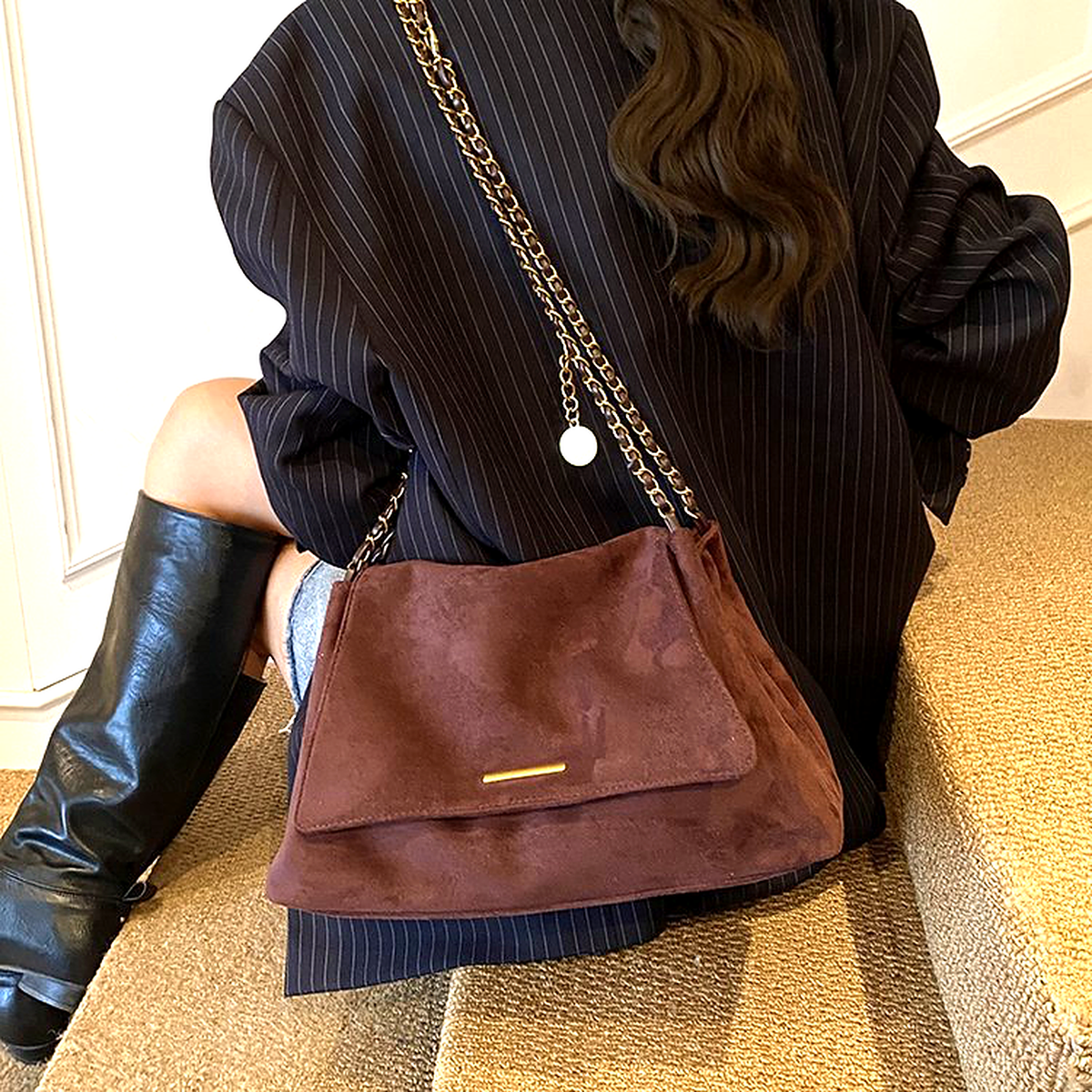 Sac Besace Suédine Vegan à Chaîne Dorée Vintage, coloris Marron, vue portée - La Maison Cabas