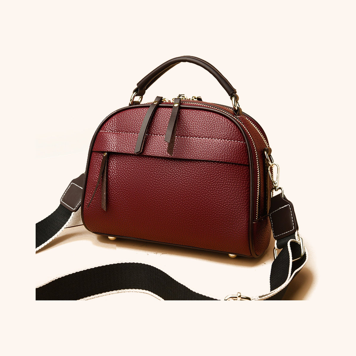 Sac à Main Bowling Cuir Grainé Bandoulière Amovible, coloris Bordeaux, vue de profil - La Maison Cabas